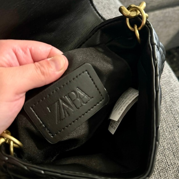 Zara medium size black women shoulder bag with gold chain - Picture 5 of 5